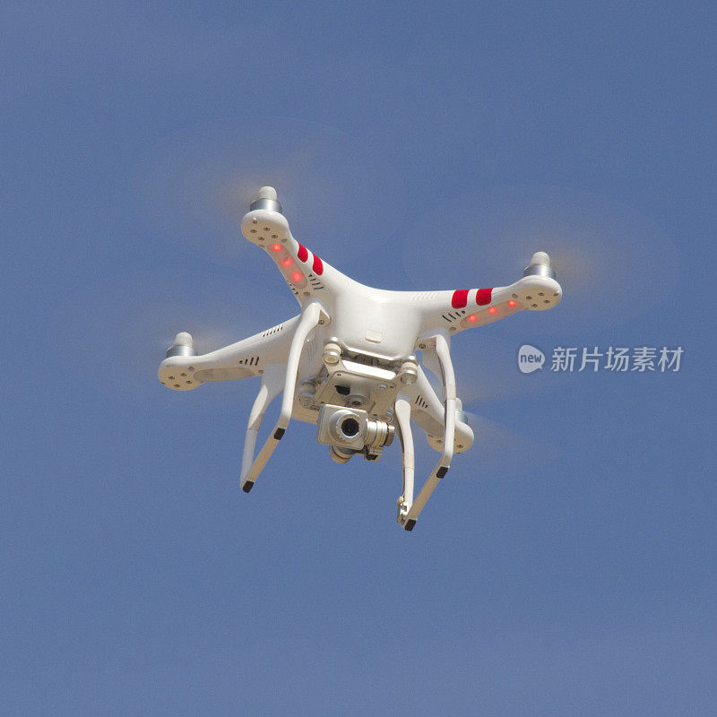 无人机(Unmanned Aerial Vehicle)在空中搜索。